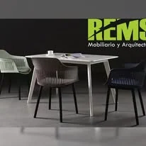 Mobiliario exterior en terraza verde